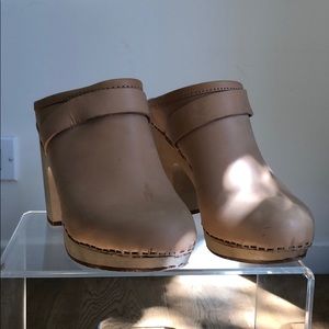 Jeffrey Campbell Nude Leather 5” Clogs Size 7M